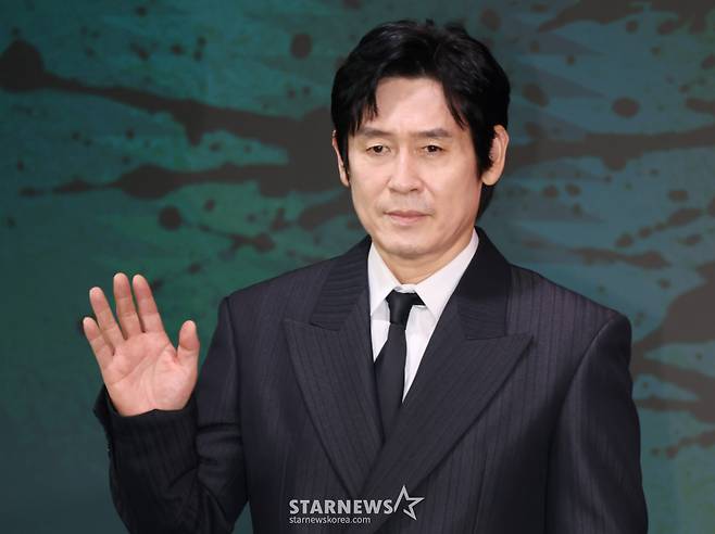 배우 설경구가 20일 오전 서울 마포구 호텔 나루 서울 엠갤러리에서 진행된 넷플릭스 오리지널 시리즈 '들쥐' 제작발표회에 참석해 포즈를 취하고 있다.  의문의 존재 '들쥐'에게 이름, 얼굴, 인생을 송두리째 빼앗긴 소설가 '문재'와 잃어버린 돈을 회수하려는 사채업자 '노자', 그리고 형사 '순용'이 들쥐의 정체를 쫓으며 벌어지는 이야기를 그린 추적 스릴러 '들쥐'는 오는 28일 공개된다. /2026.08.20 /사진=이동훈 photoguy@
