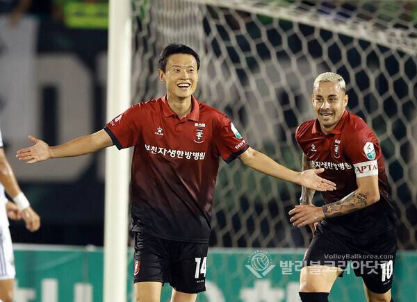 부천FC 김종우, 두번째 골 환호..바사니와 함께.2026.8.16.(사진=김경수 기자/ 발리볼코리아닷컴)