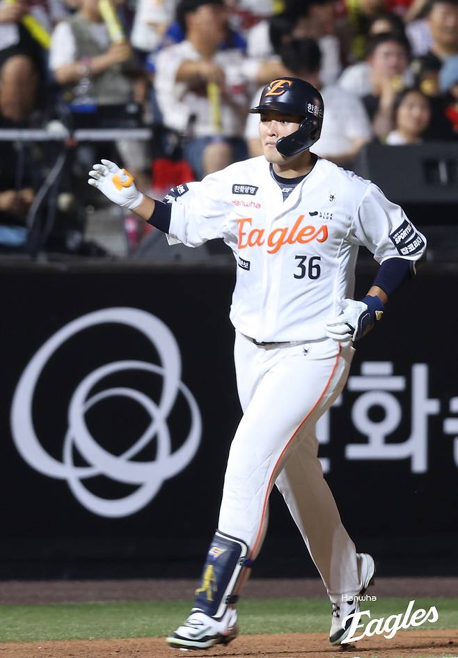20일 오후 대전 한화생명 볼파크에서 열린 '2026 신한 SOL KBO리그' KIA 타이거즈와 한화 이글스의 경기, 7회말 무사 1루 한화 한지윤이 투런 홈런을 날린 뒤 그라운드를 돌고 있다. 한화 이글스