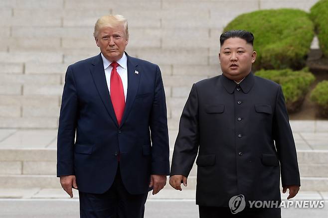 2019년 6월 판문점에서 만난 트럼프와 김정은 [AP=연합뉴스 자료사진. 재판매 및 DB 금지]