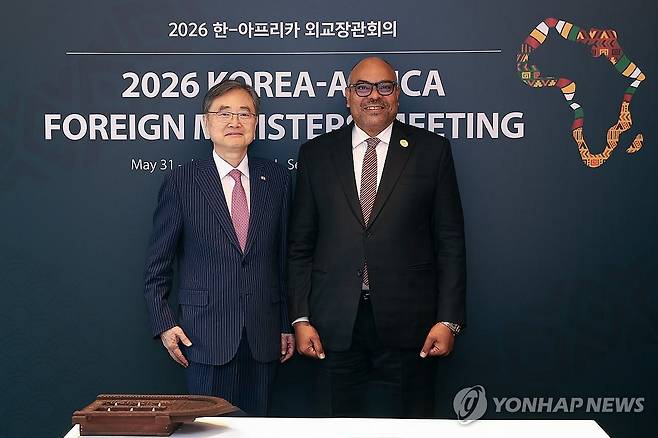 한-탄자니아 외교장관 양자회담 조현 외교부 장관이 지난 6월 1일 서울 중구 롯데호텔에서 열린 한-아프리카 외교장관회의에 참석한 마흐무드 타빗 콤보 탄자니아 외교장관과 양자회담에 앞서 기념촬영을 하고 있다. [외교부 제공 연합뉴스 자료사진. 재판매 및 DB금지] jeong@yna.co.kr