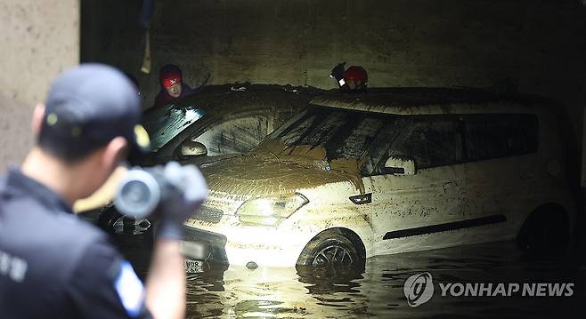 통영 해경, 거제 침수 지하 주차장 수색 통영해양경찰서 구조대가 지난 19일 오후 거제 폭우 침수 지역인 경남 거제시 고현동 한 건물 지하 주차장 내부를 수색하고 있다.