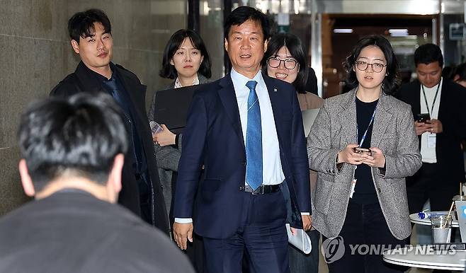 비공개 최고위 참석하는 박균택 민주당 윤리감찰단장 [연합뉴스 자료사진]