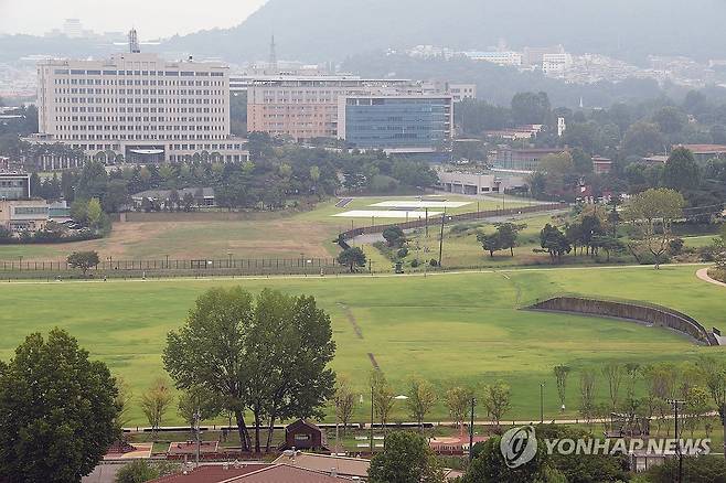 용산공원 개발 두고 서울시장·국토부장관 면담 (서울=연합뉴스) 김성민 기자 = 김윤덕 국토교통부 장관과 오세훈 서울시장이 20일 만나 용산공원을 활용한 주택 공급 등 서울 주택 문제를 협의한다. 더불어민주당은 용산공원 주택 공급과 관련해 당 차원의 여론조사 추진을 검토 중이다.
사진은 이날 서울 용산구 용산공원 내 용산어린이정원의 모습. 2026.8.20 ksm7976@yna.co.kr