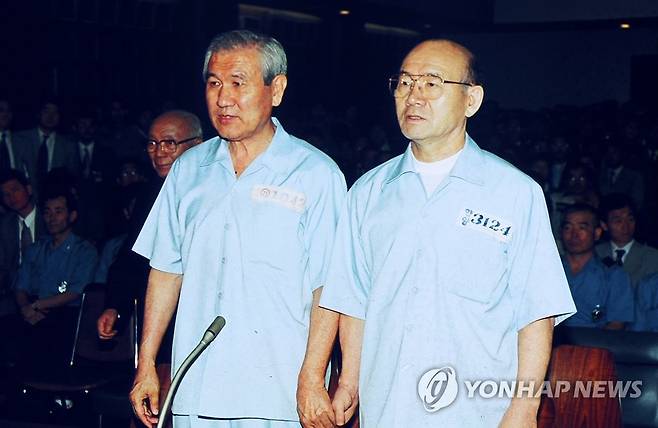 전두환 전 대통령 사망 (서울=연합뉴스) 전두환 전 대통령이 23일 사망했다.
    사진은 12·12 군사반란과 5·18 민주화운동 당시 내란 및 내란 목적 살인, 뇌물 등 혐의로 구속기소된 전두환(오른쪽)·노태우 전 대통령이 1996년 8월 26일 서울지법 417호 대법정에서 열린 선고공판에 출석한 모습. 2021.11.23 [연합뉴스 자료사진] photo@yna.co.kr