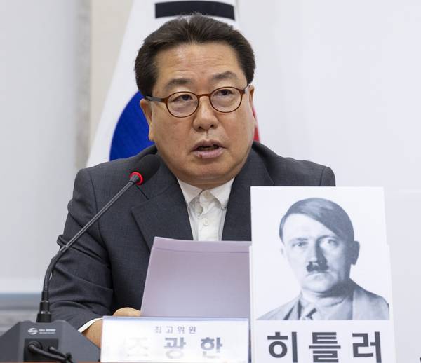 국민의힘 조광한 최고위원이 6일 국회에서 열린 최고위원회의에서 히틀러의 사진을 앞에 두고 발언을 하고 있다. 2026.8.6 /연합뉴스
