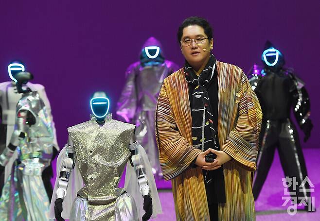 글로벌 AI 엔터테크 기업 갤럭시코퍼레이션의 최용호 대표가 21일 서울 강동구 '갤럭시 로봇 파크'에서 열린 미디어데이에 참석해 인간과 로봇의 공존을 골자로 한 '피지컬 AI' 로봇 비전을 선포하고 있다. / 이호형 기자 leemario@sporbiz.co.kr 2026.08.21
