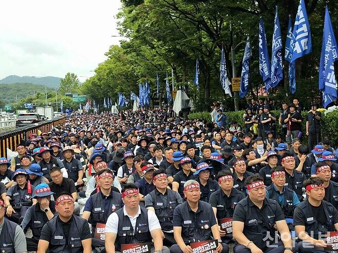 21일 서울 양재동 현대차그룹 본사 앞에 금속노조 조합원들이 모여 있다.[사진=윤경진 기자]