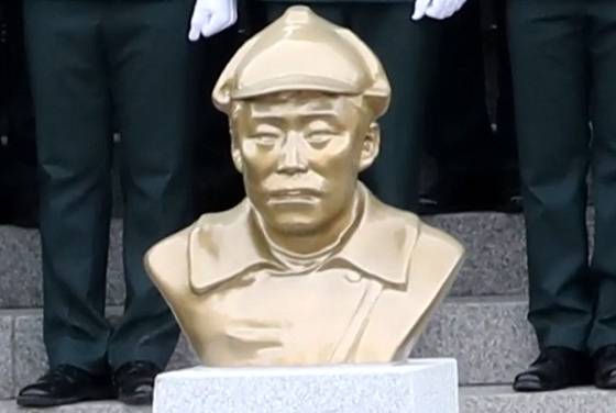 육군사관학교 충무관 앞 홍범도 장군 흉상 〈사진=JTBC 보도 캡처〉