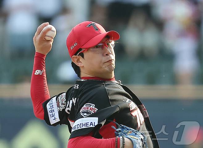 14일 오후 서울 송파구 잠실야구장에서 열린 프로야구 '2025 신한 SOL뱅크 KBO 리그' KIA 타이거즈와 LG 트윈스의 경기, 1회말 KIA 선발 양현종이 힘차게 공을 던지고 있다. 2025.9.14 ⓒ 뉴스1 김진환 기자