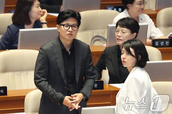한동훈 무소속 의원과 배현진 국민의힘 의원이 20일 서울 여의도 국회에서 열린 제438회국회(임시회) 제1차 본회의에서 대화하고 있다. 2026.8.20 ⓒ 뉴스1 신웅수 기자