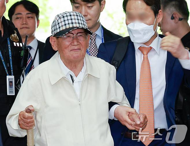 20대 대선과 22대 총선 전후로 신도 5만 명 이상을 국민의힘에 집단 입당시키도록 지시한 의혹을 받는 이만희 신천지예수교증거장막성전(신천지) 총회장이 지난 6월 오후 서울 서초구 중앙지방법원에서 열린 정당법 위반·업무방해 혐의 구속 전 피의자 심문(영장실질심사)에 출석하고 있다. 2026.6.24 ⓒ 뉴스1 안은나 기자