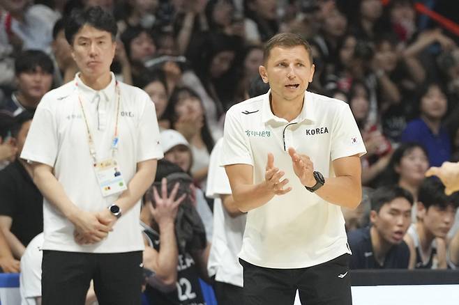 대표팀 니콜라스 마줄스 감독(오른쪽)이 6일 고양소노아레나에서 열린 2027 국제농구연맹(FIBA) 농구 월드컵 아시아 예선 1라운드 B조 Window3 최종전 일본과 경기에서 선수들에게 지시하고 있다. 사진 | 대한민국농구협회