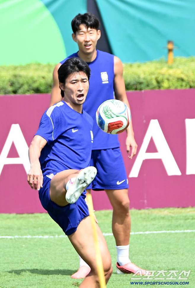 2026 북중미 월드컵 남아공전을 하루 앞둔 대한민국 월드컵 대표팀이 24일(한국시각) 멕시코 몬테레이 인근 산니콜라스의 에스타디오 우니베르시타리오에서 공식 훈련을 가졌다. 손흥민과 조규성이 론도 훈련을 펼치고 있다. 산니콜라스(멕시코)=허상욱 기자wook@sportschosun.com/2026.06.24/