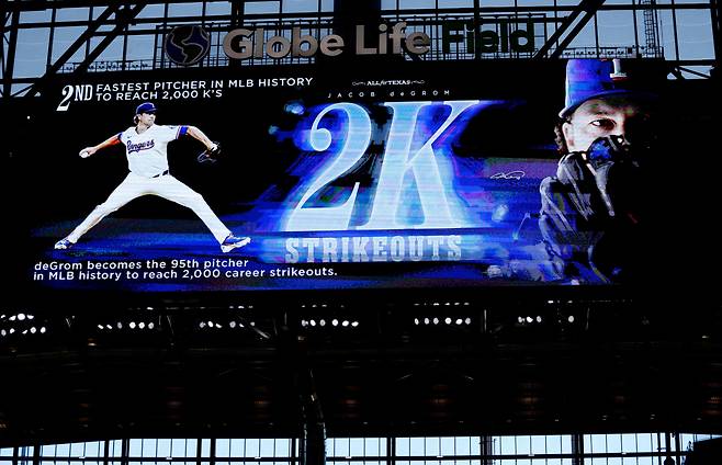 ARLINGTON, TEXAS - AUGUST 20: A detail view of the scoreboard after Jacob deGrom #48 of the Texas Rangers threw career strikeout 2000 against the Washington Nationals during the first inning at Globe Life Field on August 20, 2026 in Arlington, Texas.   Ron Jenkins/Getty Images/AFP (Photo by Ron Jenkins / GETTY IMAGES NORTH AMERICA / Getty Images via AFP)        <저작권자(c) 연합뉴스, 무단 전재-재배포, AI 학습 및 활용 금지>