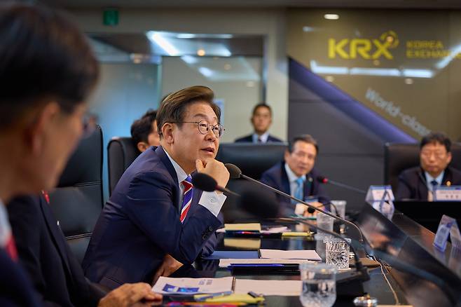 이재명 대통령이 2025년 6월 서울 영등포구 한국거래소 시장감시위원회를 방문해 브리핑을 듣고 있다./뉴스1