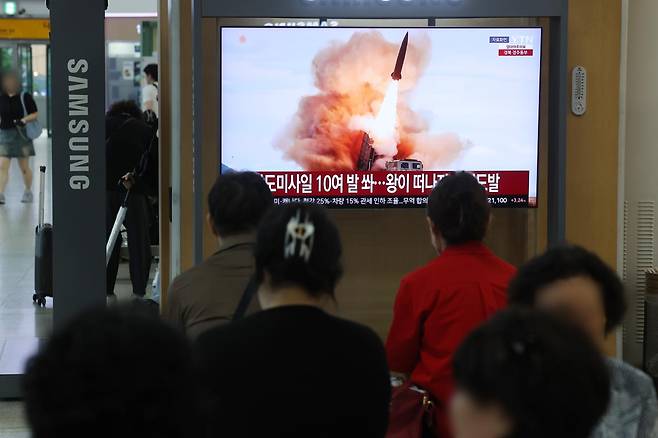 북한이 단거리 탄도미사일(SRBM) 10여 발을 무더기로 발사한 20일 서울역에 관련 뉴스가 나오고 있다. 연합뉴스