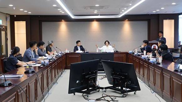 김보라 안성시장이 18일 시청 상황실에서 열린 지방대중교통계획 수립 용역 착수보고회에서 발언하고 있다. [사진=안성시]