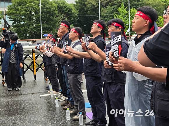 21일 전국금속노동조합(금속노조)이 서울 양재동 현대자동차 본사 앞에서 '자동차 업종 공동 파업 대회'를 진행하고 있다. [사진=최란 기자]