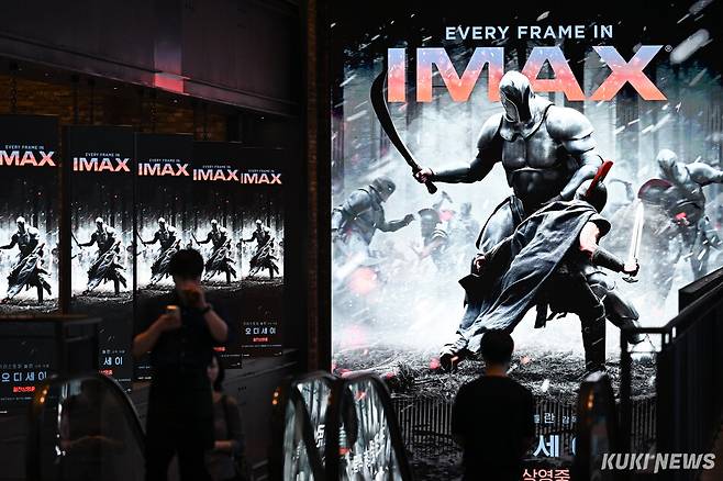 5일 서울 한강로3가 CGV 용산아이파크몰이 영화 관람객들로 북적이고 있다. 남동균 기자