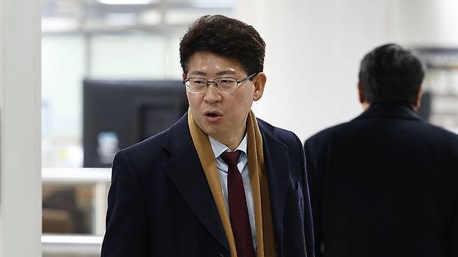최기식 위원장이 내란죄 관련 첫 공판을 위해 법정으로 향하고 있다. 연합뉴스