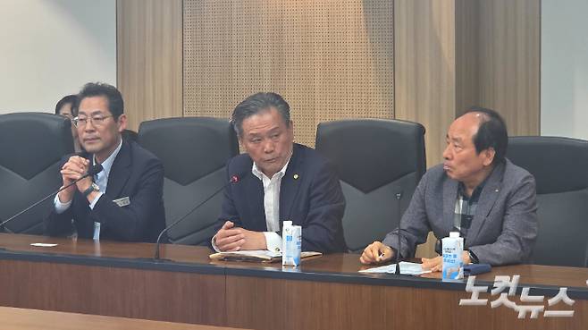 간담회에 참석한 손훈모 순천시장(왼쪽)과 범시민추진위 관계자들. 박사라 기자