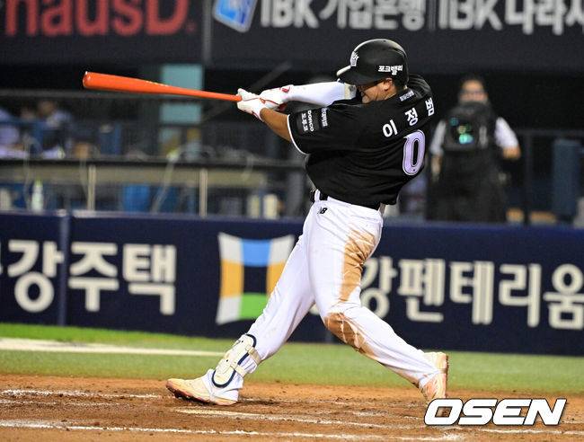 [OSEN=잠실, 지형준 기자] 20일 서울 잠실야구장에서 2026 신한 SOL KBO리그 LG 트윈스와 KT 위즈의 경기가 열렸다.LG는 신예 박시원, KT는 베테랑 고영표가 선발로 나섰다.8회초 2사 1,2루에서 KT 이정범이 1타점 우전 적시타를 날리고 있다. 2026.08.20 / jpnews@osen.co.kr