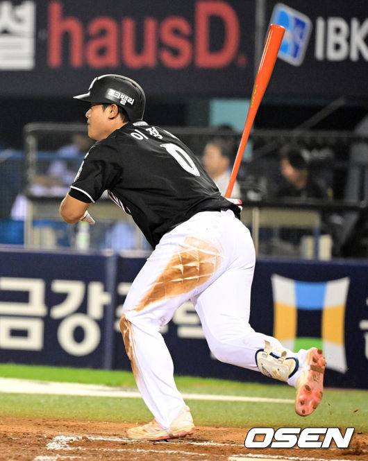 [OSEN=잠실, 지형준 기자] 20일 서울 잠실야구장에서 2026 신한 SOL KBO리그 LG 트윈스와 KT 위즈의 경기가 열렸다.LG는 신예 박시원, KT는 베테랑 고영표가 선발로 나섰다.7회초 1사 3루에서 KT 이정범이 희생플라이를 날리고 있다. 2026.08.20 / jpnews@osen.co.kr
