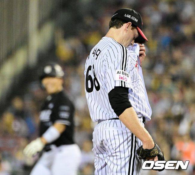 [OSEN=잠실, 지형준 기자]7회초 1사 1,3루에서 LG 케네디가 KT 안현민에 볼넷을 허용하고 있다. 2026.08.20 / jpnews@osen.co.kr