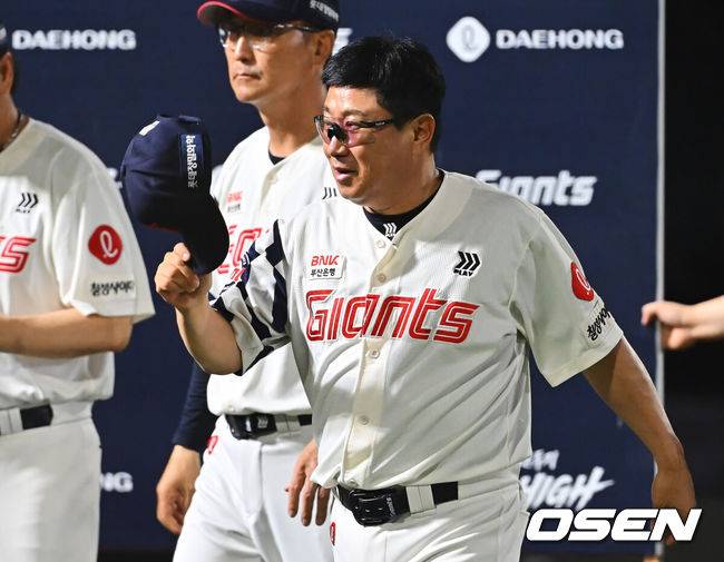 [OSEN=부산, 이석우 기자] 18일 부산 사직야구장에서 2026 신한 SOL KBO 리그 롯데 자이언츠와 키움 히어로즈의 경기가 열렸다. 홈팀 롯데는 비슬리가, 방문팀 키움은 전준표가 선발 출전했다.롯데 자이언츠 김태형 감독이 키움 히어로즈에 15-10으로 짜릿한 역전승을 올린 후 팬들에게 감사 인사를 하고 있다. 2026.08.18 / foto0307@osen.co.kr