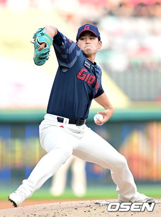 [OSEN=인천, 최규한 기자] 16일 인천 SSG랜더스필드에서 ‘2026 신한 SOL Bank KBO리그’ SSG 랜더스와 롯데 자이언츠의 경기가 열렸다.홈팀 SSG는 김민준, 방문팀 롯데는 김진욱을 선발로 내세웠다.1회말 롯데 선발 김진욱이 힘차게 공을 뿌리고 있다. 2026.06.16 / dreamer@osen.co.kr