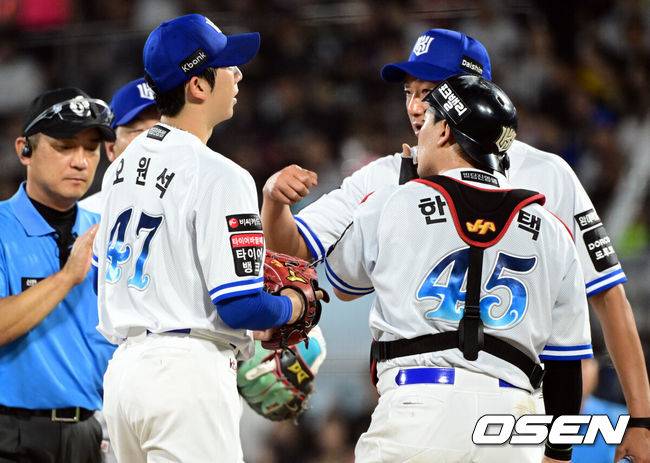 [OSEN=수원, 조은정 기자]15일 수원 KT위즈파크에서 ‘2026 신한 SOL Bank KBO리그’ KT 위즈와 키움 히어로즈의 경기가 열렸다.홈팀 KT는 오원석, 방문팀 키움은 하영민을 선발로 내세웠다.3회초 1사 1루에서 KT 제춘모 코치가 마운드에 올라 오원석을 격려하고 있다. 2026.08.15 /cej@osen.co.kr
