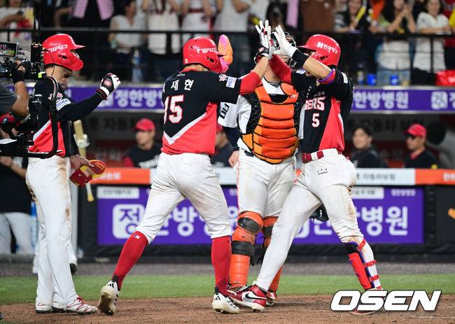 [OSEN=대전, 조은정 기자]19일 대전한화생명볼파크에서 2026 신한은행 SOL KBO리그 한화 이글스와 KIA 타이거즈의 경기가 열렸다.경기에 한화는 화이트를, KIA는 시라카와를 선발투수로 내세웠다.9회초 1사 2,3루에서 KIA 김도영이 좌월 쓰리런 홈런을 날린 뒤 환영을 받고 있다. 2026.08.19 /cej@osen.co.kr