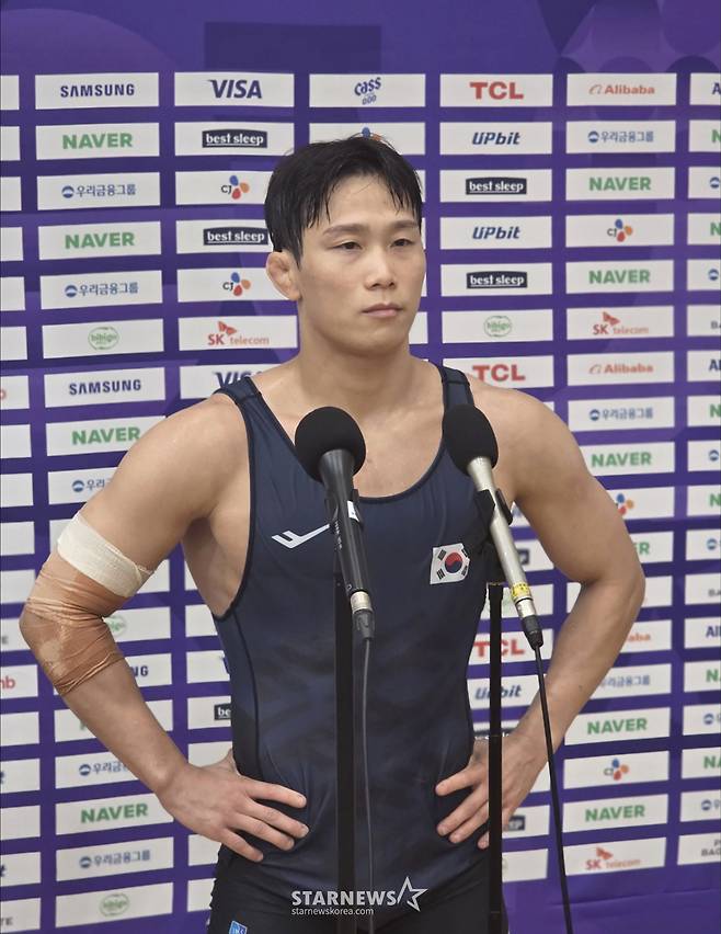 20일 충북 진천 국가대표 선수촌에서 진행된 2026 아이치·나고야 하계 아시아경기대회(아시안게임) D-30 미디어데이 레슬링 공개 훈련을 마친 뒤 취재진 질문에 답하고 있는 레슬링 국가대표 정한재. /사진=김명석 기자
