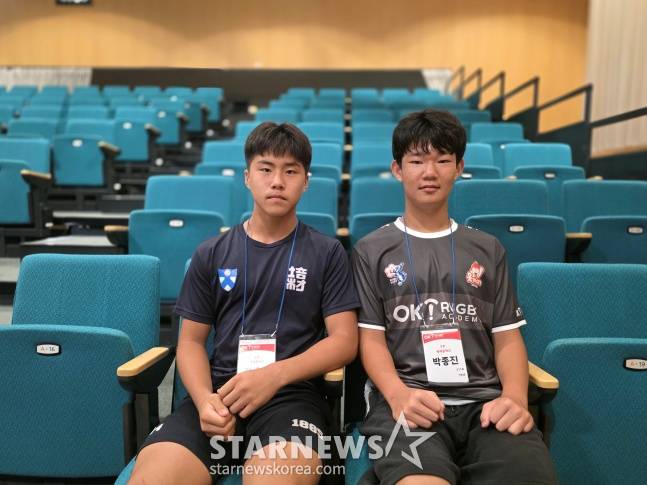 배재중 2학년 강동우(왼쪽)와 박종진 학생이 지난 15일 인천광역시 서구 청라동에 위치한 하나글로벌캠퍼스에서 열린'제3회 OK 읏맨 럭비 아카데미'에서 스타뉴스와 만났다. /사진=김동윤 기자