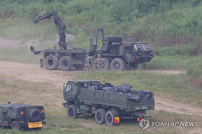 'UFS 조기종료' 이동하는 미군 차량 (파주=연합뉴스) 임병식 기자 = 한미 연합연습 '을지 자유의 방패'(UFS·Ulchi Freedom Shield) 조기종료를 앞둔 20일 오전 경기도 파주시 임진강변에서 실시된 주한미군 도하훈련에서 미군 차량들이 대기하고 있다. 2026.8.20 andphotodo@yna.co.kr