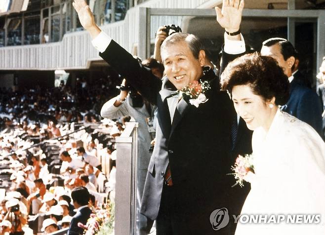 88올림픽 개회식 참석한 노태우 대통령 (서울=연합뉴스) 대한민국 제13대 대통령을 지낸 노태우 전 대통령이 26일 숨졌다.
    사진은 1988년 제24회 서울 올림픽 개회식에 부인 김옥숙 여사와 함께 참석한 노태우 전 대통령. 2021.10.26 [연합뉴스 자료사진] photo@yna.co.kr
