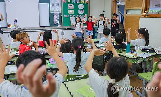오랜만에 만난 친구들과 반갑게 인사 (수원=연합뉴스) 홍기원 기자 = 20일 여름방학을 마치고 개학한 경기도 수원시 영통구 영덕초등학교 3학년 교실에서 학생들이 친구들과 인사하고 있다. 2026.8.20 [공동취재] xanadu@yna.co.kr