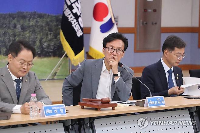 강원지역 현안 듣는 민주당 김민석 대표 (강릉=연합뉴스) 류호준 기자 = 21일 강원 강릉시청에서 열린 더불어민주당 최고위원회의에서 김민석 당 대표가 강원지역 현안을 듣고 있다. 2026.8.21 ryu@yna.co.kr