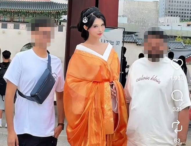한 중국의 인플루언서가 경복궁 앞에서 한푸를 입고 사진을 찍고 있다. (사진=서경덕 SNS)