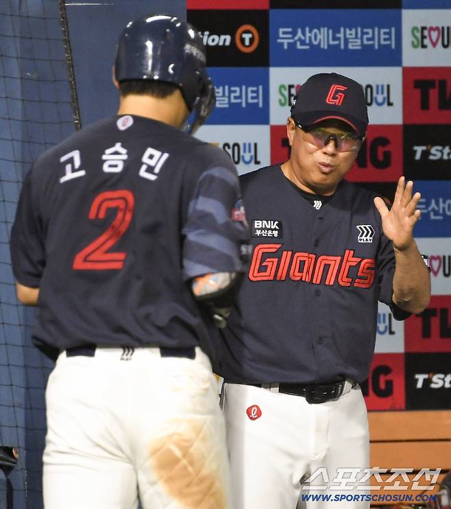 21일 잠실구장에서 열린 두산과 롯데의 경기. 8회초 2사 만루 롯데 고승민이 만루포를 날린 뒤 김태형 감독과 하이파이브를 하고 있다. 잠실=박재만 기자 pjm@sportschosun.com/2026.08.21/