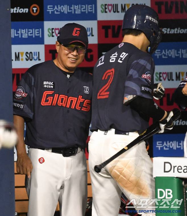 21일 잠실구장에서 열린 두산과 롯데의 경기. 8회초 2사 만루 롯데 고승민이 만루포를 날린 뒤 김태형 감독과 하이파이브를 하고 있다. 잠실=박재만 기자 pjm@sportschosun.com/2026.08.21/