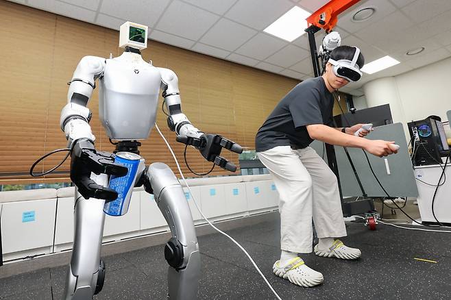 2026년 8월 20일 오후 대전 유성구 KAIST 정보전자공학동 전산학부 연구실에서 KAIST 연구원들이 중국 유니트리(Unitree)사의 'G1' 휴머노이드 로봇을 구동·테스트하고 있다. /최기웅 기자