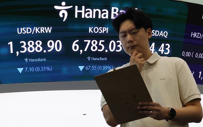 21일 오전 서울 중구 하나은행 본점 딜링룸 전광판에 코스피와 원달러 환율 시세가 표시되고 있다. 이날 코스피는 전일대비 1.35%내린 6759.95에 거래를 시작했다. /뉴스1