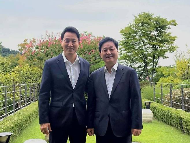 더불어민주당 서울시당위원장인 김영배 의원(오른쪽)과 오세훈 서울시장이 22일 서울 용산구 소재 서울시장 공관에서 약 90분간 오찬을 함께 하며 부동산 문제에 관한 의견을 나눴다./김영배 의원 페이스북