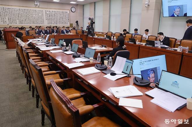 21일 오후 여의도 국회 법제사법위원 전체회의에서 퇴장한 국민의힘 의원들의 자리가 보이고 있다.

    장승윤 기자 tomato99@donga.com