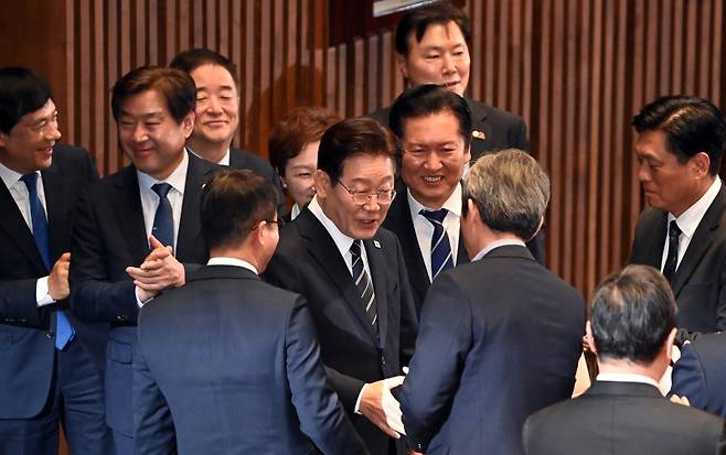 이재명 대통령이 지난 4월 2일 국회에서 2026 추가경정예산안 시정연설을 하기 위해 본회의장에 입장하자 더불어민주당 의원들이 박수치고 있다. 국회사진기자단
