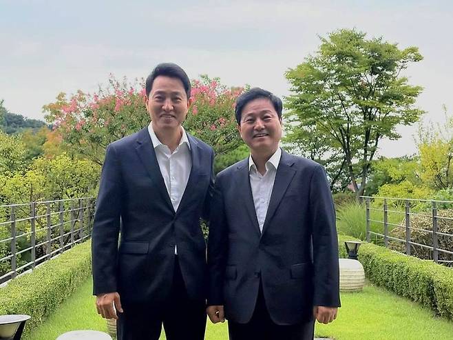김영배 더불어민주당 서울시당위원장이 22일 서울 용산구 서울시장공관에서 오세훈 서울시장과 만나 기념촬영하고 있다. 김영배 의원 페이스북 갈무리