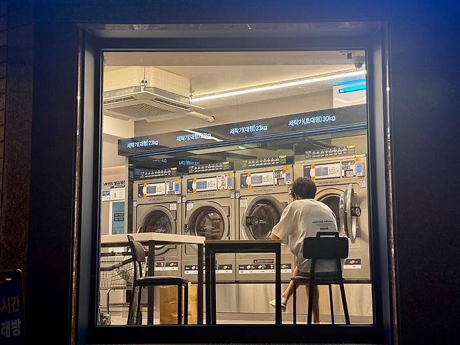 서울 관악구의 빨래방을 홀로 지키고 있는 청년. 김홍준 기자