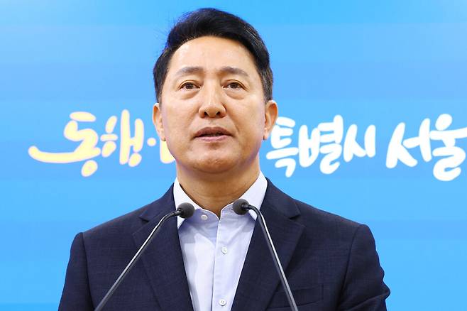 오세훈 서울시장이 20일 서울시청에서 주택공급 관련 국토교통부 장관 면담 결과를 브리핑하고 있다. 연합뉴스